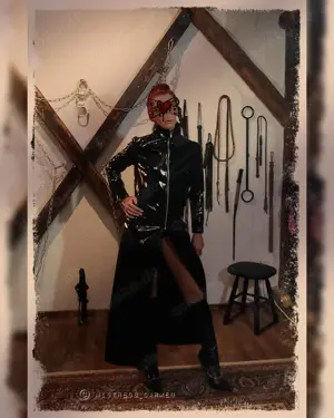 Strap-on Lady bietet Session an
