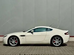 Aston Martin V8 4.3l 6-Speed manual.