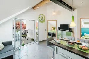 Vollmöblierte 3 Zimmer Premium-Wohnung mit Dach-Balkon zum Garten. Ruhige Lage mit Parkplatz Bild 3