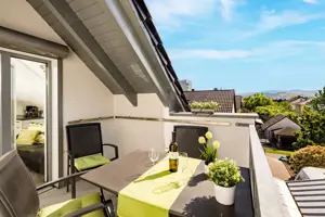 Vollmöblierte 3 Zimmer Premium-Wohnung mit Dach-Balkon zum Garten. Ruhige Lage mit Parkplatz Bild 5