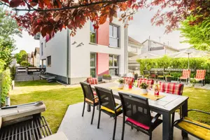 Vollmöblierte 3 Zimmer Premium-Wohnung mit Dach-Balkon zum Garten. Ruhige Lage mit Parkplatz Bild 7