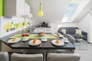 Vollmöblierte 3 Zimmer Premium-Wohnung mit Dach-Balkon zum Garten. Ruhige Lage mit Parkplatz Bild 2