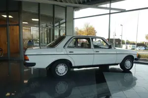 Mercedes-Benz 200 Limousine Bild 3