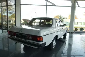 Mercedes-Benz 200 Limousine Bild 2