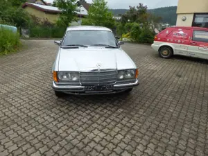 Mercedes-Benz CE 230 W123 Bild 3