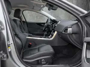 Jaguar XE D200 Aut. S Bild 3