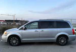 Lancia Voyager Voyager S 2,8 CRD*NAVI*LEDER*PDC+R-KAM*7 SITZER* Bild 4