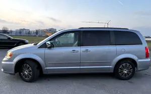 Lancia Voyager Voyager S 2,8 CRD*NAVI*LEDER*PDC+R-KAM*7 SITZER* Bild 3