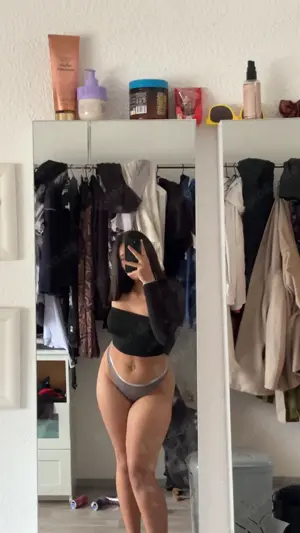 Echtes Mädchen Verkaufe versaute Bilder&Videos, Sexchats, Schwanzbewertung  [Fakecheck]