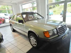 Mercedes-Benz E 230 /Schiebedach/H-Gutachten/Leder/ZV/Bestzust.