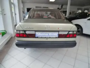 Mercedes-Benz E 230 /Schiebedach/H-Gutachten/Leder/ZV/Bestzust. Bild 5