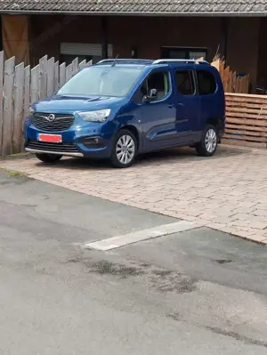Opel Combo Life XL behindertengerecht Heckklappenausschnitt Rampe