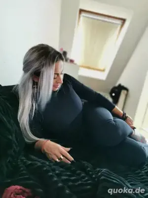 Attraktive Blondine verführt mit Videos Bildern