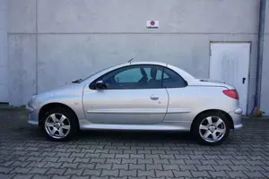 Peugeot 206 1.6 16V Cabrio Radio Klima 2.Hand Tüv Neu Bild 2