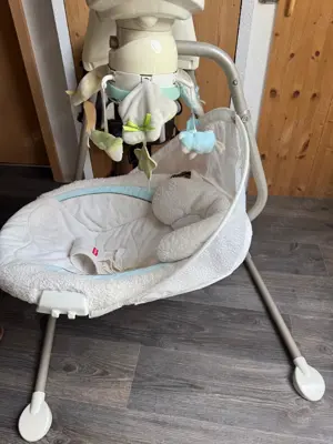 Drei Elektrische Babyschaukeln