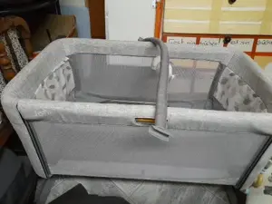 Neuwertiges Baby-Beistellbett zu verkaufen