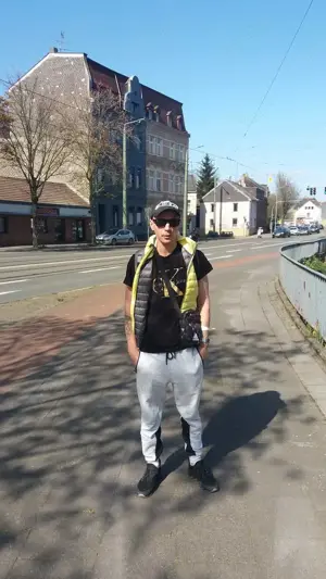  Ich möchte jetzt Sex mit einer Frau in München haben. Ich bin 32 Jahre alt. Größe 184.