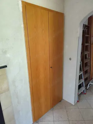 Haushaltauflösung: Stauwunder, Schrank in Türdurchgang -zarge