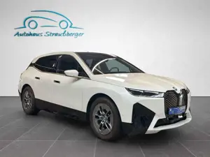 BMW iX 50 xDrive Sport ACC LASER PANO 360° AHK 4Z H/K Bild 2
