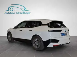 BMW iX 50 xDrive Sport ACC LASER PANO 360° AHK 4Z H/K Bild 4