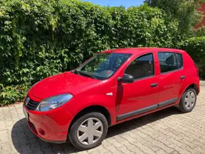 Dacia Sandero Anfänger-Studentenauto in ROT! Gut sichtbar.