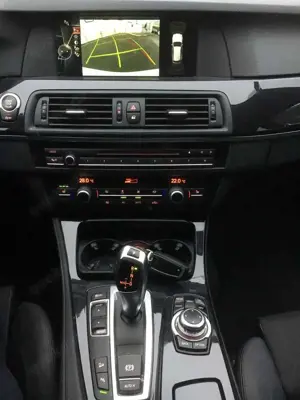 BMW 525 dXA ALLRAD*SPORT*HEAD UP*STHZ*PANO*KAMERA*R18* TOP Bild 5