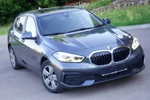 BMW 118 i Navi SHZ PDC PANO LED DAB aSp dunkle Scheiben Bild 3