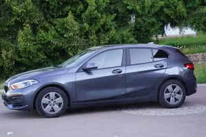 BMW 118 i Navi SHZ PDC PANO LED DAB aSp dunkle Scheiben Bild 5