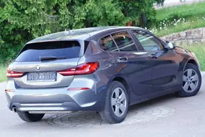 BMW 118 i Navi SHZ PDC PANO LED DAB aSp dunkle Scheiben Bild 2