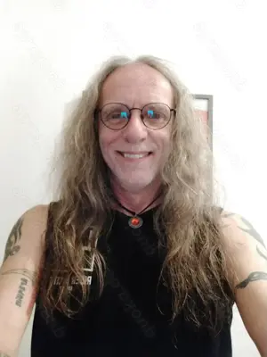 Rock-Opa sucht liebe SIE zum Kuscheln...