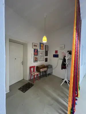 Desk for rent in Spacious Shared Studio Bild 3