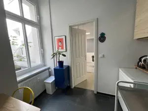 Desk for rent in Spacious Shared Studio Bild 8