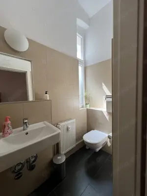 Desk for rent in Spacious Shared Studio Bild 9