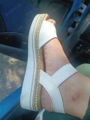 Wer will meine weiße Sandalen mit Absatz sauber lecken? 