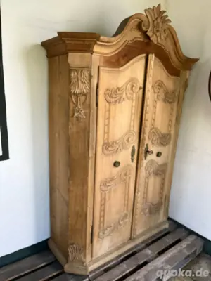 alter Bauernschrank, Schrank mit Schnitzerreien