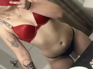 Lina ist gerade sehr Warm um ihren Beinen