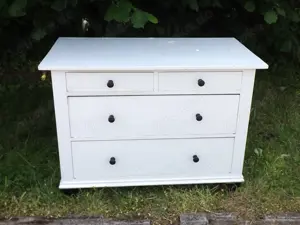 Antike Wäschekommode weiß, im Fundzustand. Raum Bonn, um 1920. Bild 2