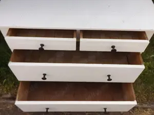 Antike Wäschekommode weiß, im Fundzustand. Raum Bonn, um 1920. Bild 4