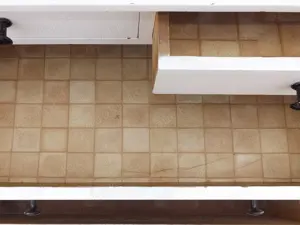 Antike Wäschekommode weiß, im Fundzustand. Raum Bonn, um 1920. Bild 5