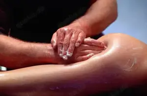 Schöne, lange Schenkel Po Massage für die Dame