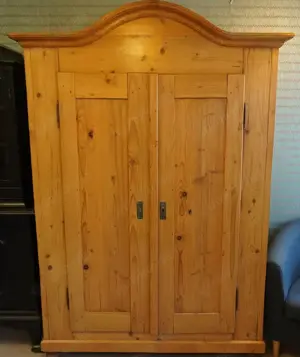 Antik-rustikaler Kleiderschrank aus Kiefernholz, zweitürig