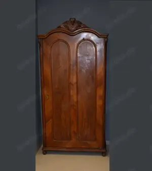 Mehrzweck- bzw. Kleiderschrank aus Walnußholz - antik