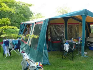 Das Zelt mit Tanzsaal Klapp-Faltzeltanhänger Trigano Vandome Bild 6