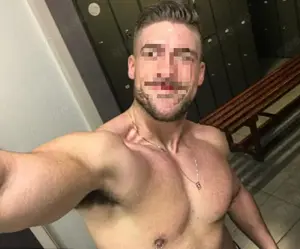 Sexy Muskelprotz sucht Männer für Telefonsex