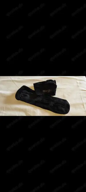 Vom Mann getragene socken