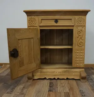 Kommode aus massiver Eiche mit Schnitzarbeiten - Schwer!