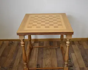 Schachbrett- oder Beistelltisch