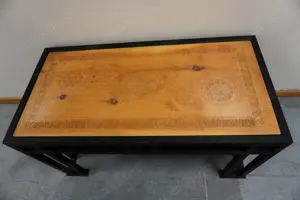 Couchtisch, schwarzes Metallgestell mit Holzschnitzplatte unter Glas