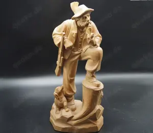 Massive Holzstatuette Waidmann mit Dackel