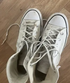 Gebrauchte, intensiv getragene Sneaker für echte Genießer   nur Versand